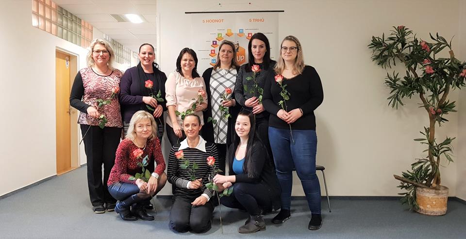 Skupina žen s růžemi